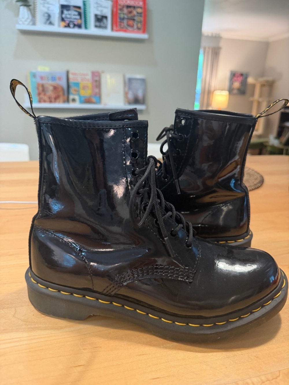 Dr. Marten boots in black patent leather - size 9